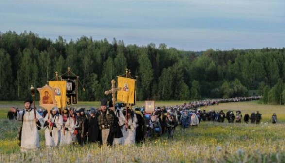 Во время крестного хода в Старой Ладоге полицейского хоругвью избили пьяные верующие