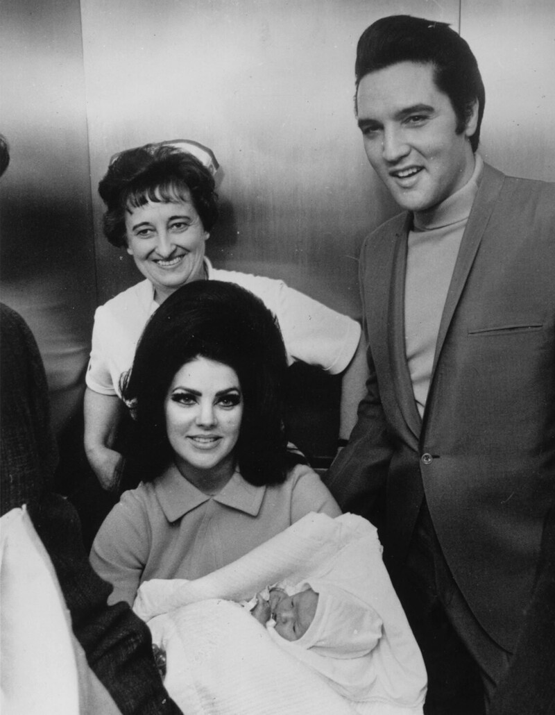 Новорожденная Лиза с матерью Присциллой и отцом Элвисом Пресли в больнице Мемфиса, штат Теннесси, 1968 год