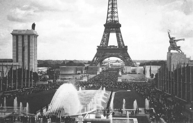 Павильон фашистской Германии и павильон СССР, стоящие напротив друг друга в самом центре Международной выставки искусств и техники в Париже, Франция, 1937 год