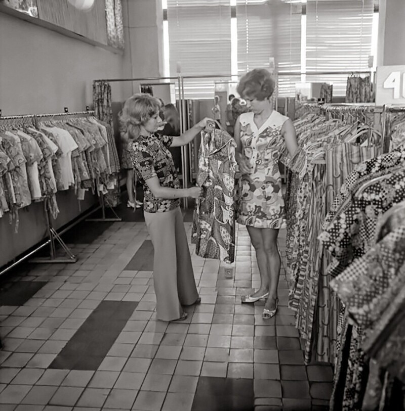 Торговый зал магазина одежды "Модный силуэт". Москва. 1974 год. Фотограф Рудольф Алфимов