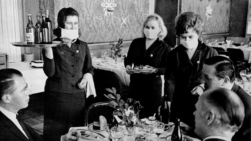 Ресторан гостиницы «Националь», Москва, 1969 год.  Официантки в масках, т.к. в мире и в СССР тогда бушевала пандемия «гонконгского» гриппа.