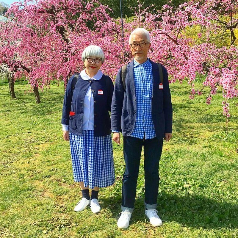 Япония пон. Японская пожилая модная пара фото. Серебряный Возраст. Стильные супруги японские фото.. Сочи пожилая пара в одинаковой одежде.