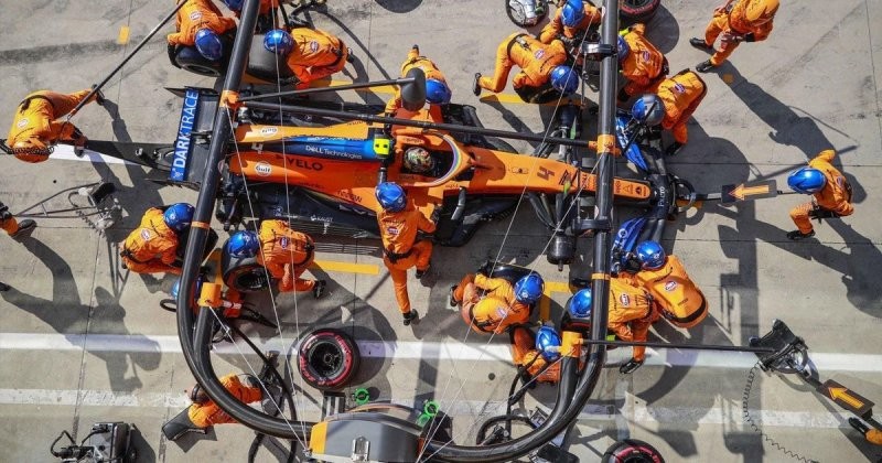 Команда McLaren F1 показывает, как подготавливается место для пит-стопа перед Гран-при