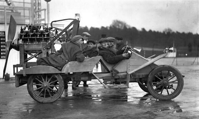 Испытание автомобиля на гоночной трассе. 1911 год