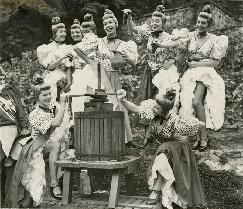 Танцовщицы Мулен Руж позируют на празднике сбора винограда, проходящем во вторые выходные октября. Франция. Конец 1930-х