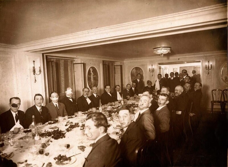 Банкет искалеченных лиц - ужин для французских солдат,которых изуродовало во время Первой мировой войны. Париж, 1925 год