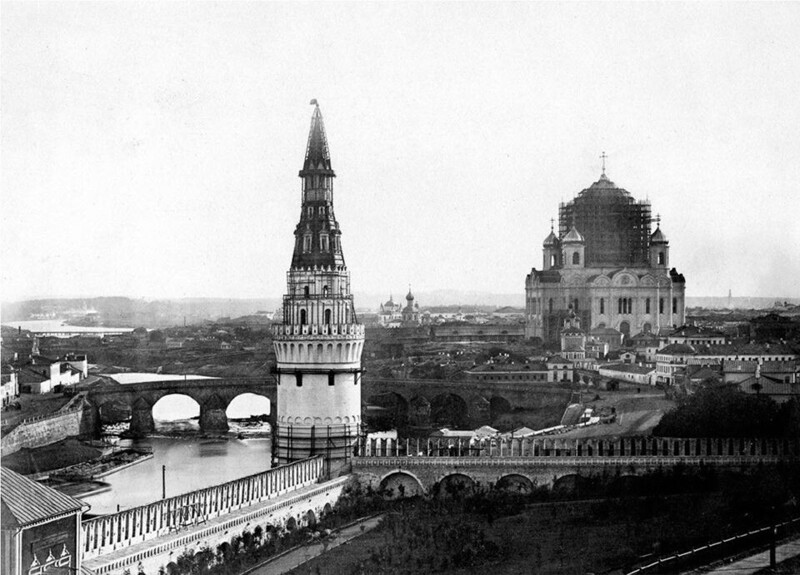 Завершение строительства Храма Христа Спасителя в 1856 году. Одна из первых фотографий Москвы. Водовзводная башня подготовлена к иллюминации в честь коронации императора Александра II