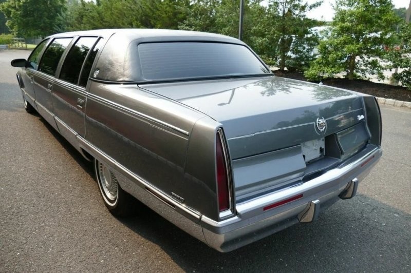 Шестидверный Cadillac Fleetwood: на продажу выставлен очень необычный лимузин