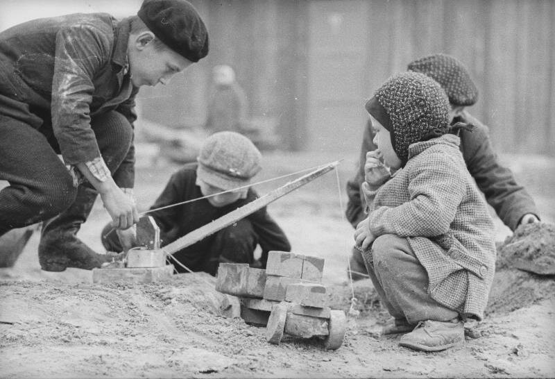 Как советские дети «примеряли» на себя взрослые профессии