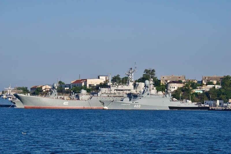 В Крыму на украинском корабле "Константин Ольшанский" подняли флаг и гюйс ЧФ РФ