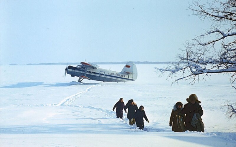 Самолет с «Большой земли». Карелия, остров Кижи. 1980 год. Автор фото: В.А. Бруханский