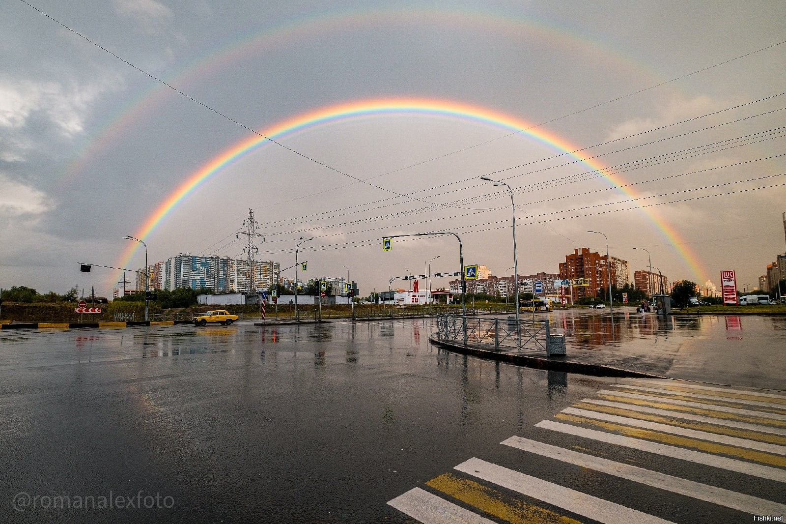 10 августа санкт петербург. Приморский район Питер. Радуга над Санкт Петербургом. Радуга в Приморском районе. Тройная Радуга.