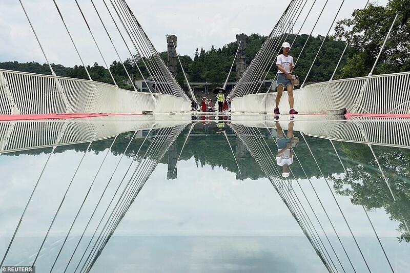 Стеклянный мост Гранд-Каньона Чжанцзяцзе: самая высокая в мире тарзанка