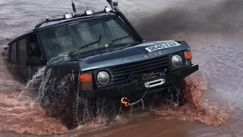 Батискаф на колесах: посмотрите, как старый Range Rover едет под водой