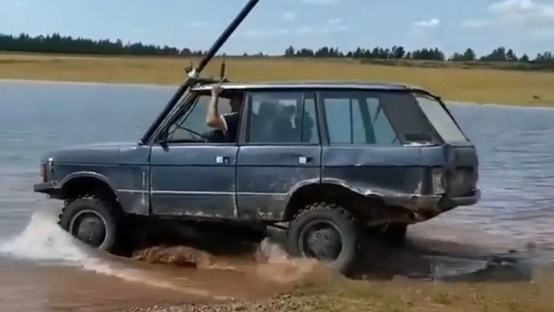 Батискаф на колесах: посмотрите, как старый Range Rover едет под водой