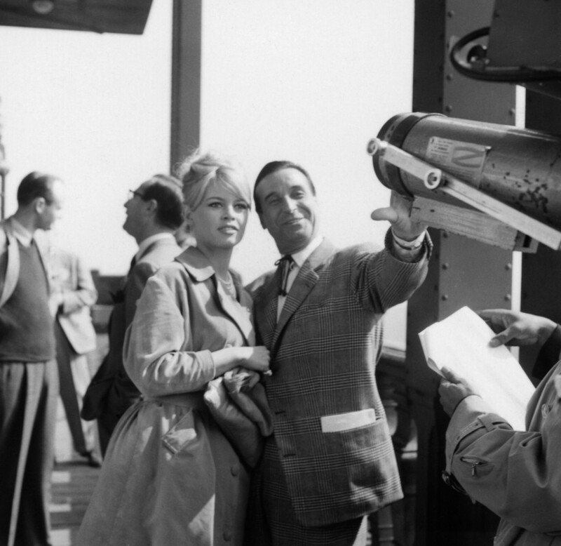 Брижит Бардо, режиссер Кристиан-Жак на Эйфелевой башне. 1959 г.