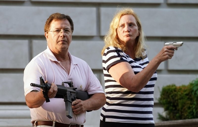 Губернатор Миссури помиловал супругов, направивших оружие на демонстрантов BLM