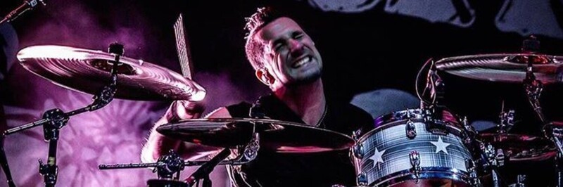 Больше не с The Offspring: барабанщик Пит Парада уволен из группы за отказ вакцинироваться
