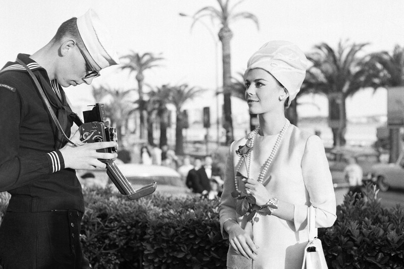 Американская актриса Натали Вуд позирует для моряка. Канны, Франция. 1962 год