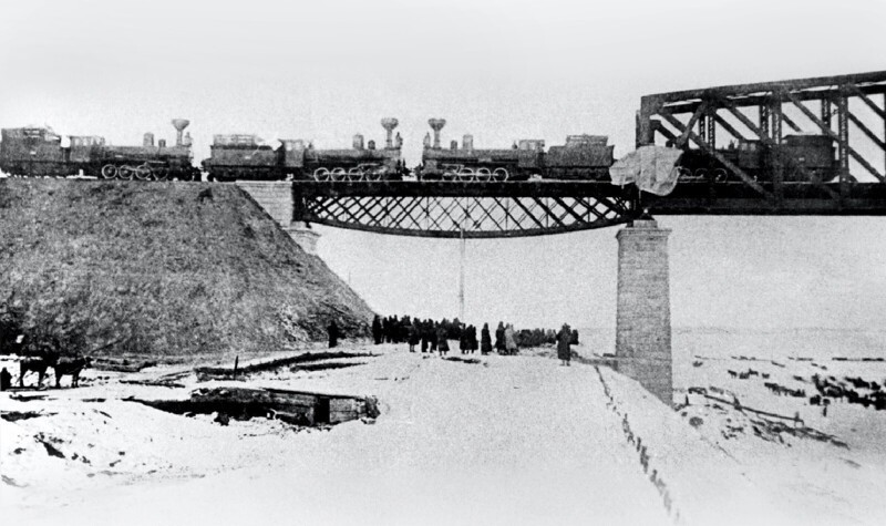 Испытание на прочность железнодорожного моста через Иртыш. По мосту прошли четыре паровоза. Инженеры и строители стояли в это время под мостом
