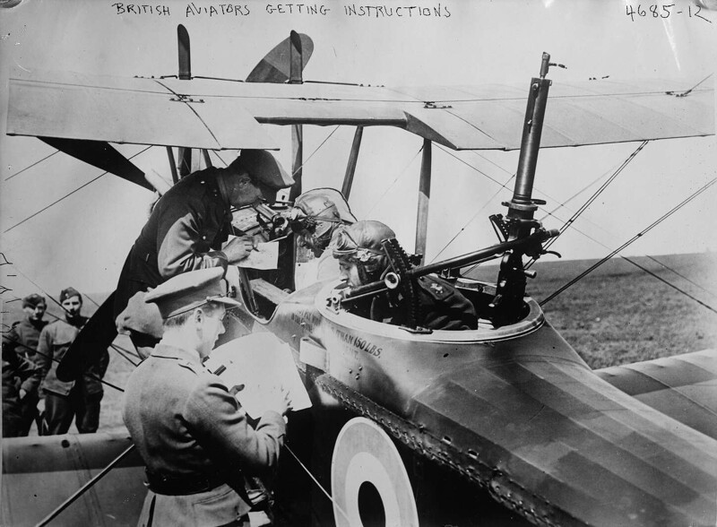 Британские пилоты получают задание перед вылетом. 1915 - 17 гг