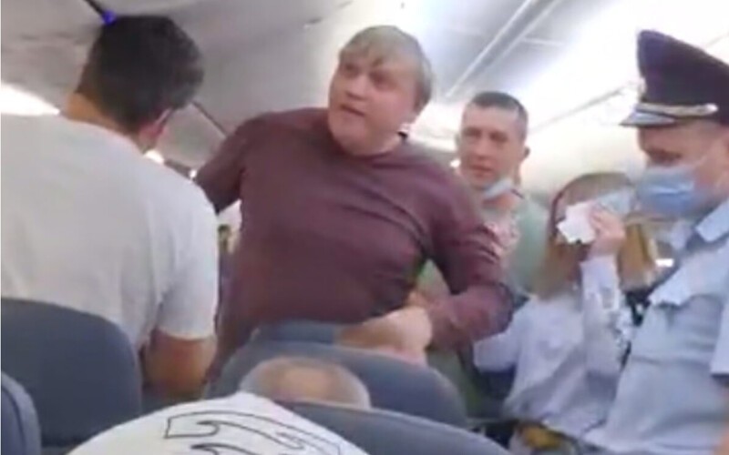 "Похлопайте! Бараны!": авиапассажира сняли с рейса за отказ надеть маску