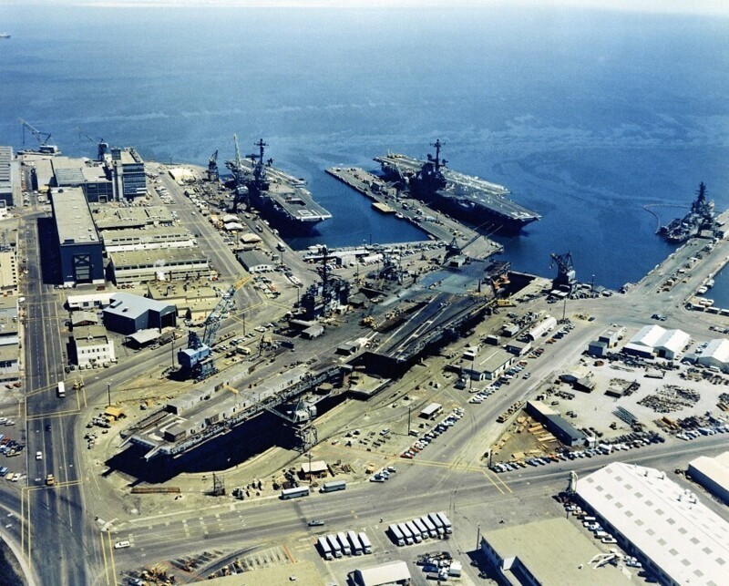 Август 1971 года. Военно-морская верфь Хантерс-пойнт в Сан-Франциско. Авианосец Ranger (CV-61) в сухом доке. Далее - авианосцы Coral Sea (CV 43) и Hancock (CV 19).