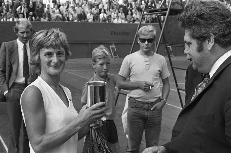 15 августа 1971 года. Чемпионат Нидерландов по теннису. Государственный секретарь по спорту Х. Вонхофф вручает кубок Марийке Шаар-Янсен.