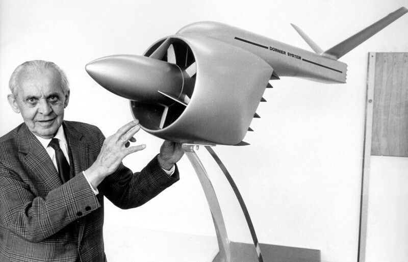 Август 1971 года. Александр Липпиш с моделью "Aerodyne". Александр Липпиш - немецкий авиаконструктор, вывезенный после Второй мировой войны в США.