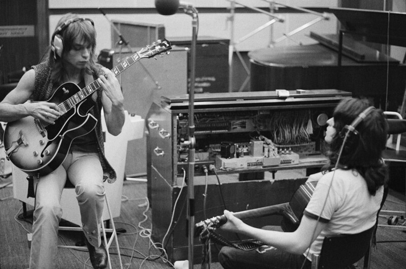 20 августа 1971 года. Рок-группа Yes записывает альбом "Fragile" на студии Advision в Лондоне. Гитарист Стив Хоу (слева) и певец Джон Андерсон. Фото Michael Putland.