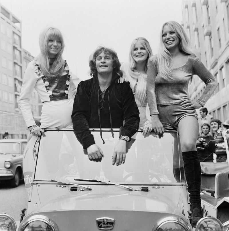 21 августа 1971 года. Американский ведущий радиопрограмм поп-музыки Император Роско с девушками. Фото S. E. Orchard.