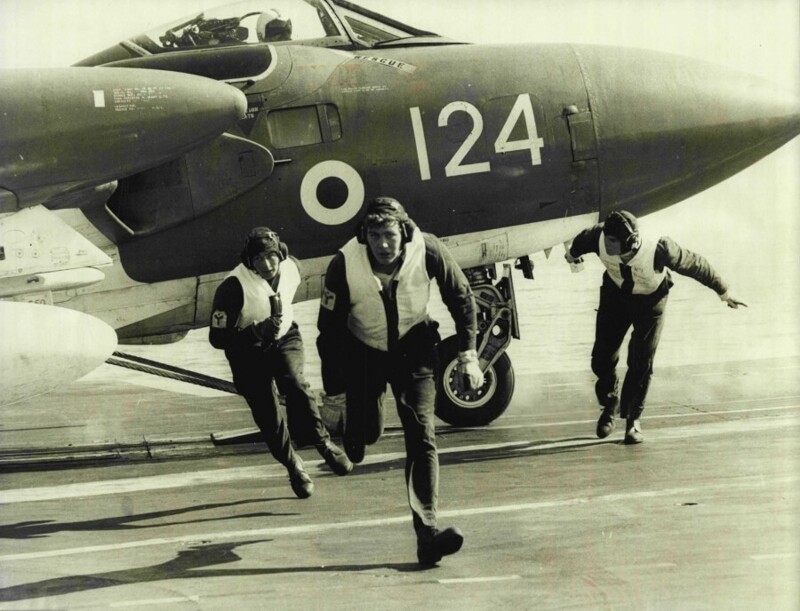 3 августа 1971 года. Британский авианосец Eagle. Катапультная команда отбегает от истребителя Sea Vixen.