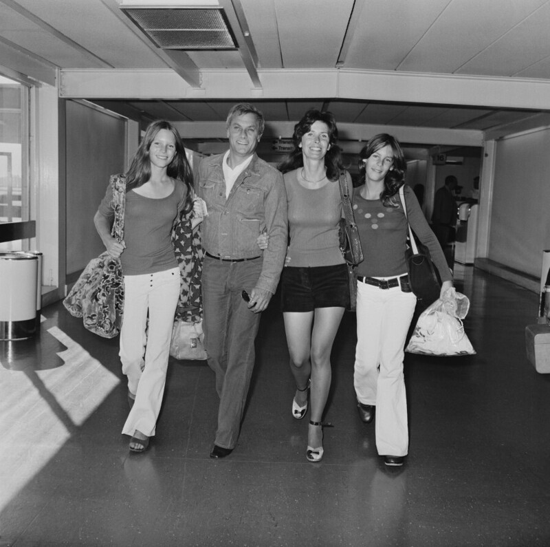 27 августа 1971 года. Американский актер Тони Кертис с женой и детьми в аэропорту Лондона. Фото R. Brigden.