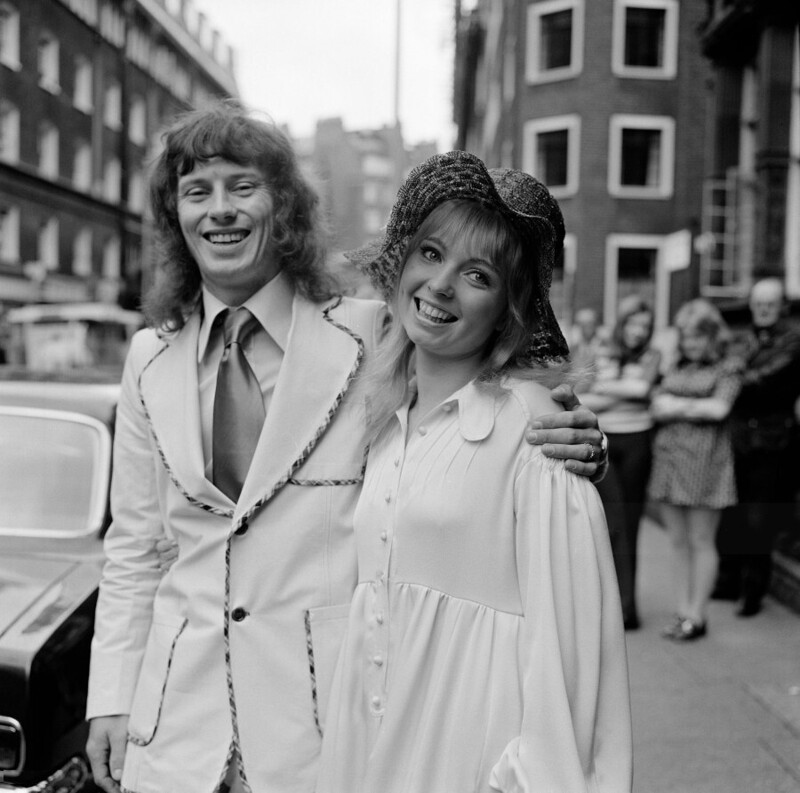 7 августа 1971 года. Лондон. Британский гитарист Вик Элмс женится на актрисе Ди Андерсон.