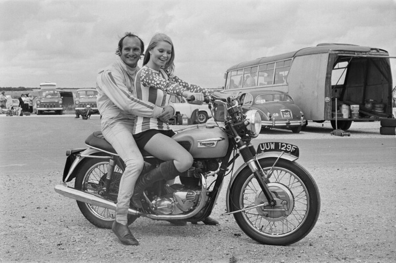 1 августа 1971 года. Трукстон, Великобритания. Британский мотогонщик Майк Хейлвуд и австрийская актриса и модель Ева Рубер-Стейер на мотоцикле "Триумф".