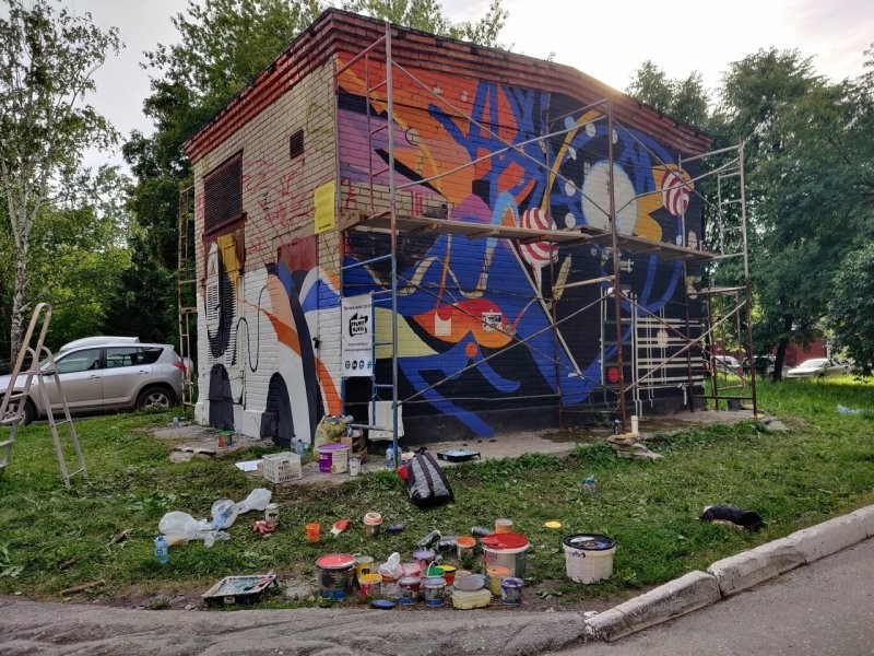 Хоть безобразно, зато однообразно: власти Новосибирска решили закрасить граффити 