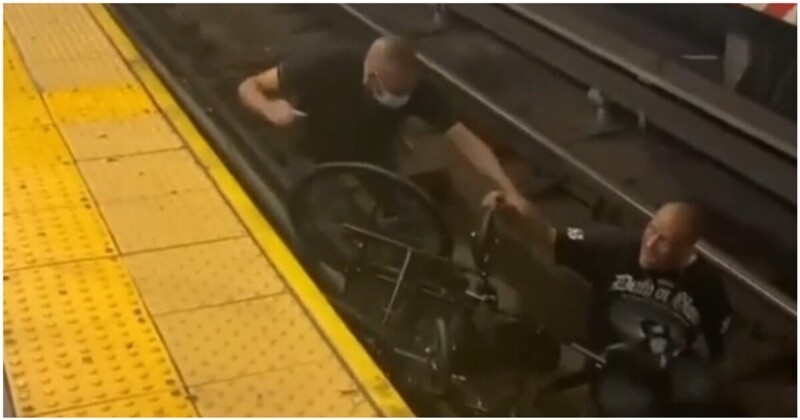 Неравнодушные пассажиры спасли инвалида, упавшего на рельсы метро