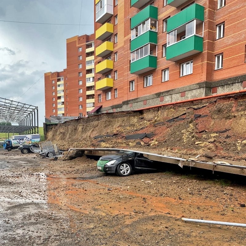В Красноярске рухнула подпорная стена дома, похоронив под собой несколько автомобилей