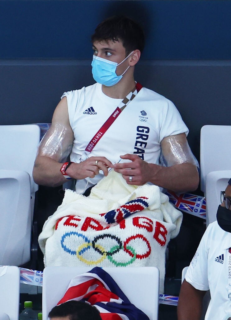 И напоследок - забавные фотографии Тома с вязанием в руках, которые стали знаковым моментом этих Олимпийских игр