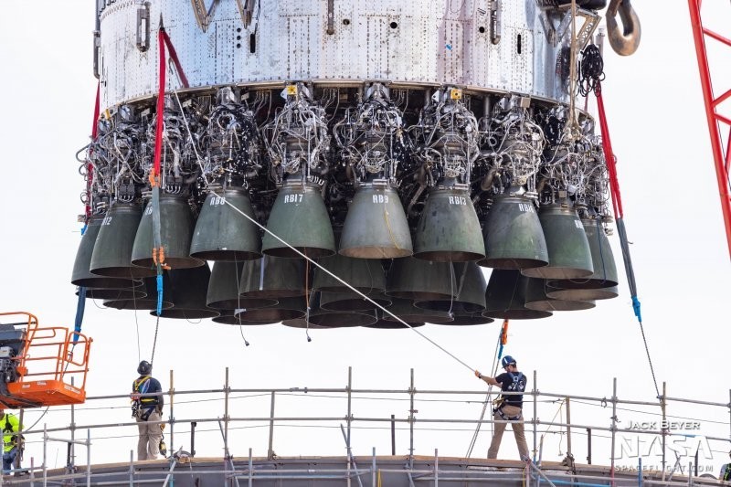 SpaceX собрала самую высокую ракету в истории космонавтики