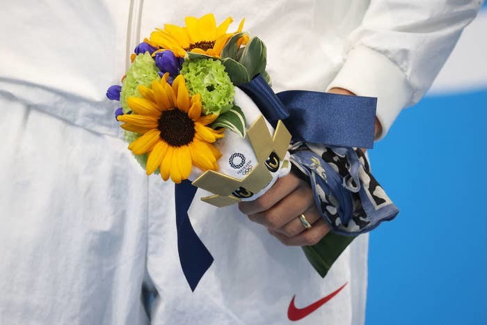 Токио-2020: что символизируют букеты, которые вручают медалистам