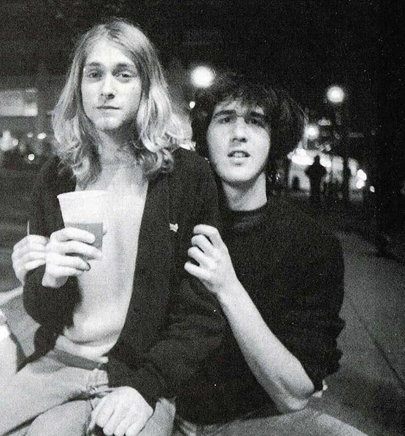Раритетное фото Курта Кобейна и Криста Новоселича из группы Nirvana после их первого выступления в Сиэтле, 1987 год