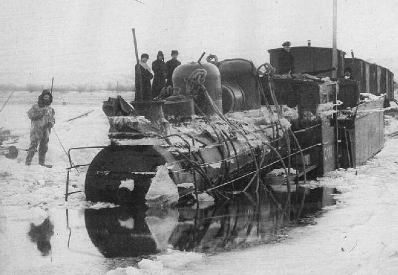Во время переправы через Амур лед не выдержали паровоз ушел под воду.Хабаровск. 1905 г