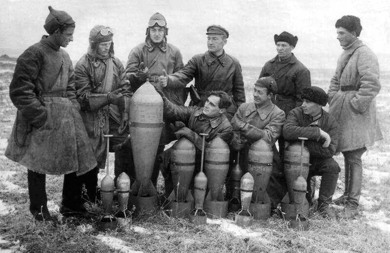 Советские авиаторы позируют на аэродроме с фугасными бомбами АВ-32, АФ-82 и осколочными ОФ-8 с штыревыми взрывателями для подрыва над землей. Вскоре эти бомбы были сброшены на Маньчжурию. 1929 год