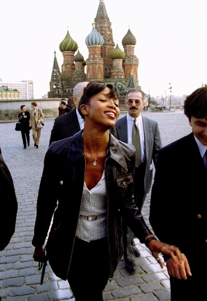 Наоми Кэмпбэлл прогуливается по Красной площади, апрель 1995 года