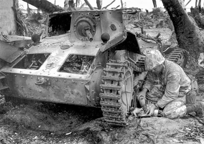 Американский морской пехотинец поит из фляжки прятавшегося под разбитым японским танком Тип 95 «Ха-Го» котенка на атолле Тарава. 1943 год