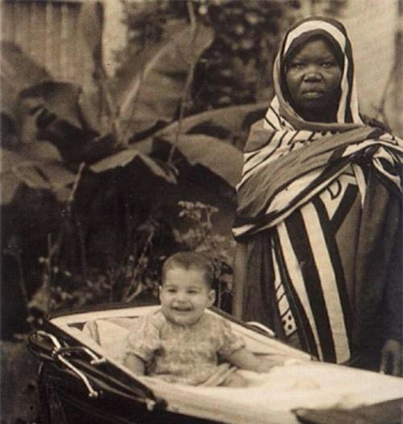 1947 год, британская колония Занзибар. Измотанная нянька позирует рядом со своим питомцем по имени Фаррух Булсара. Через четверть века мальчик возьмет псевдоним Фредди Меркьюри