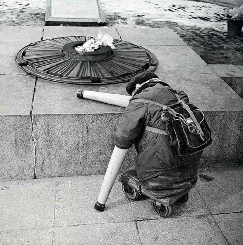 У Вечного огня, Свердловск, 1960–е. Фотограф: Анатолий Грахов