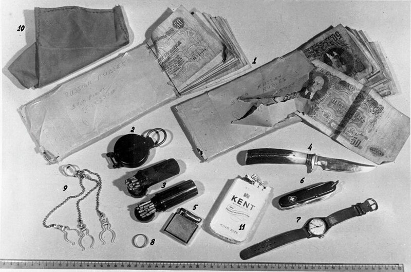 Вещи изъятые у лётчика ВВС США Фрэнсиса Пауэрса, сбитого над территорией СССР 1 мая 1960 года.