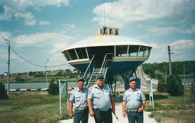 Пост ГАИ в Васильевке Запорожской области (Украина), 1990-е. В народе - “летающая тарелка”